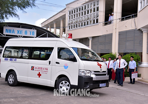 Trao tặng xe cứu thương cho Trung tâm Y tế huyện Giồng Riềng